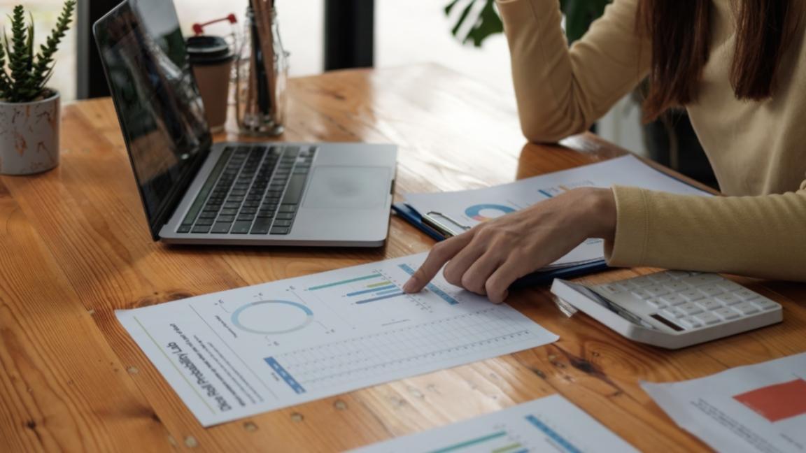 Finanzberichte und Diagramme