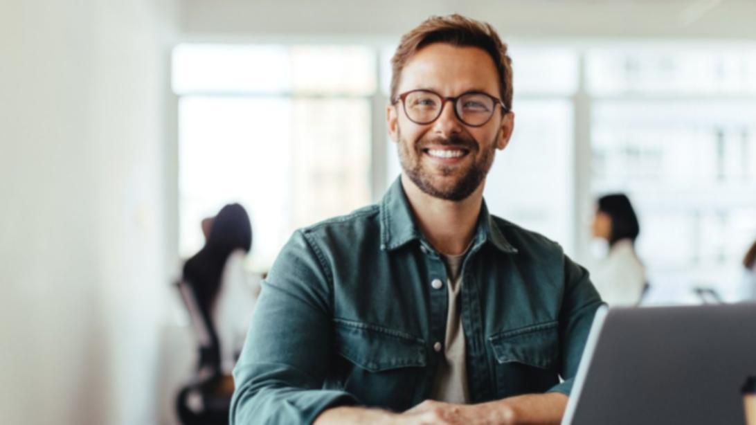 Studenten arbeiten gemeinsam an Geschäftsprojekt