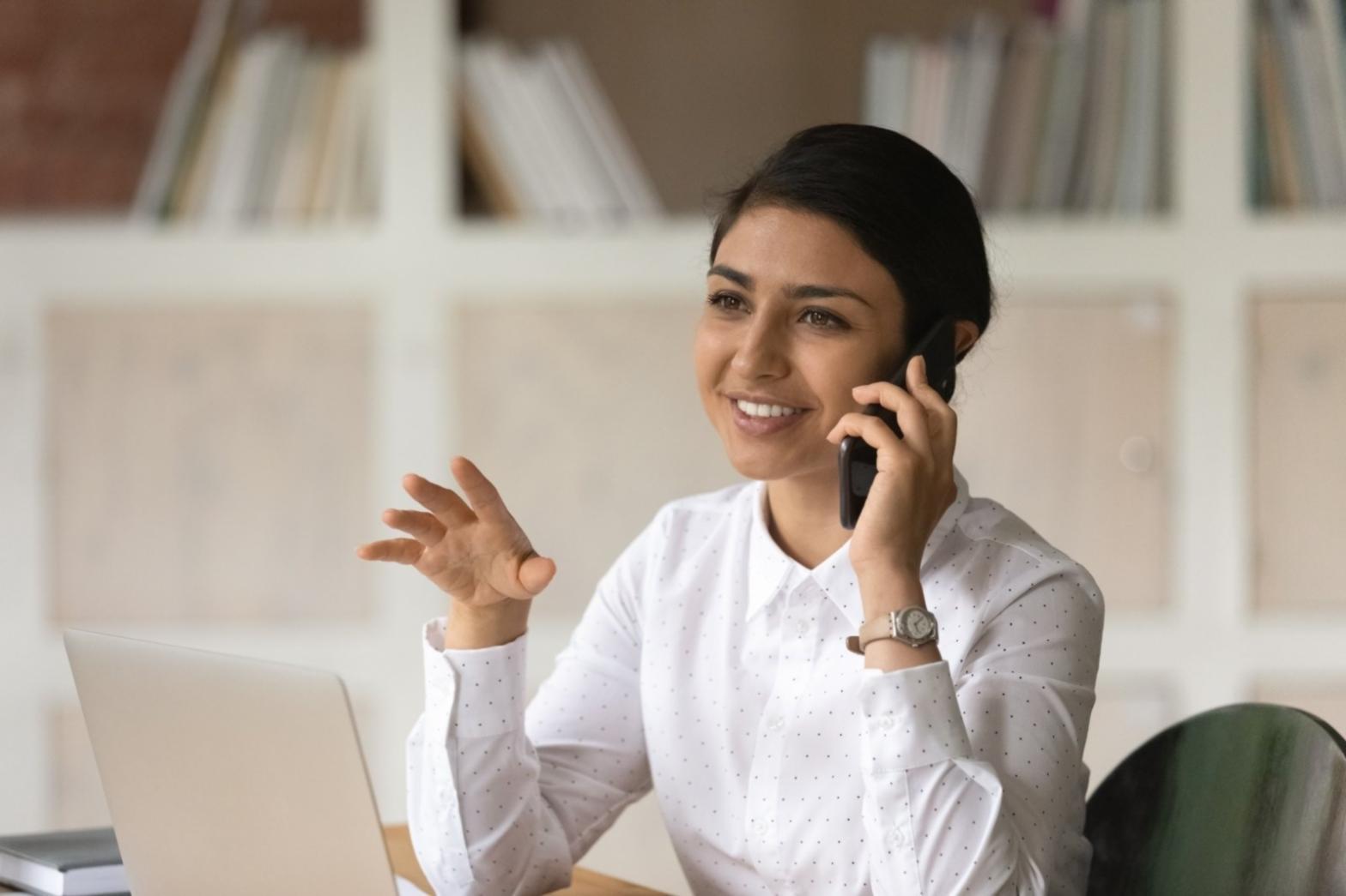 Geschäftstreffen zwischen Bildungspartnern zur Abstimmung von Lerninhalten